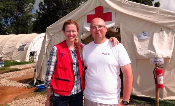 Kvinne og mann foran telt