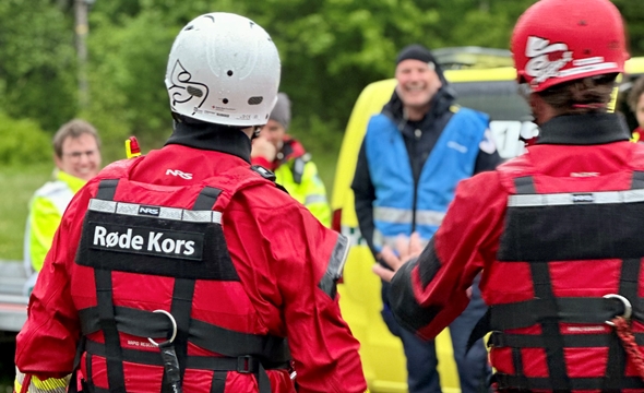 to mannskap med hjelm