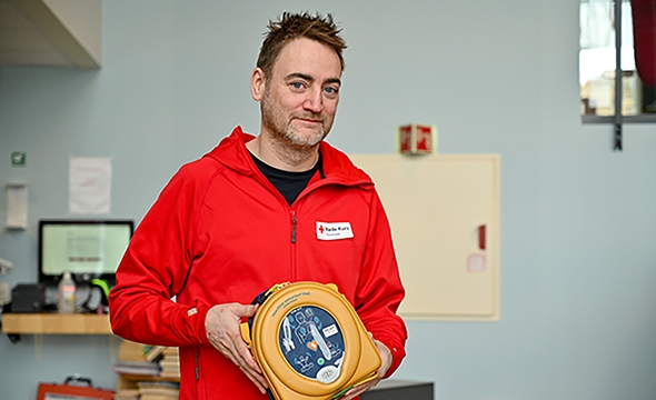 mann holder en hjertestarter