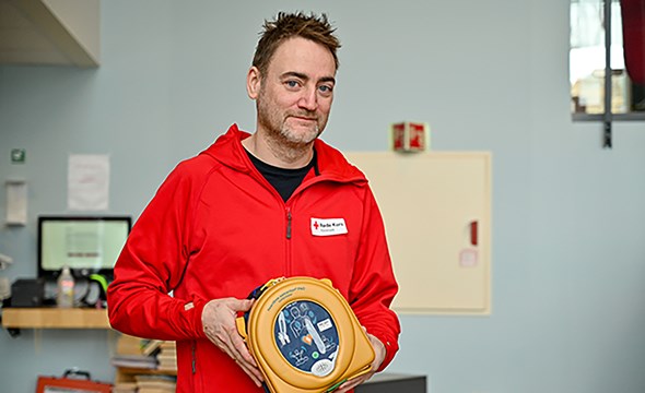 mann holder en hjertestarter