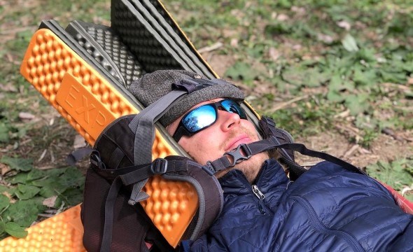 Mann får stabilisert nakke med sittunderlag.