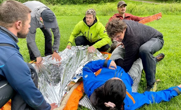 En gjeng øver på førstehjelp i skogen