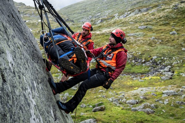 To unge kvinner sjekker kart