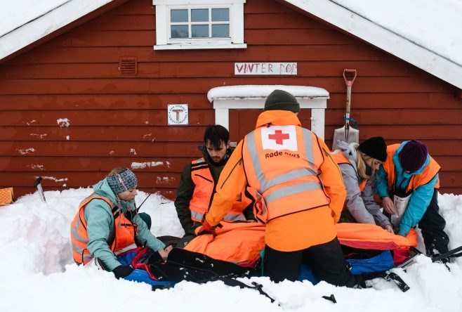 Deltakere på en vinterøvelse i Luster. De øver på redning, stoppe nedkjøling og bruk av hypotermi-bag.