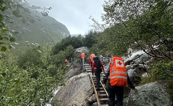 hjelpekorpsere på søk og redningsoppdrag i fjellet