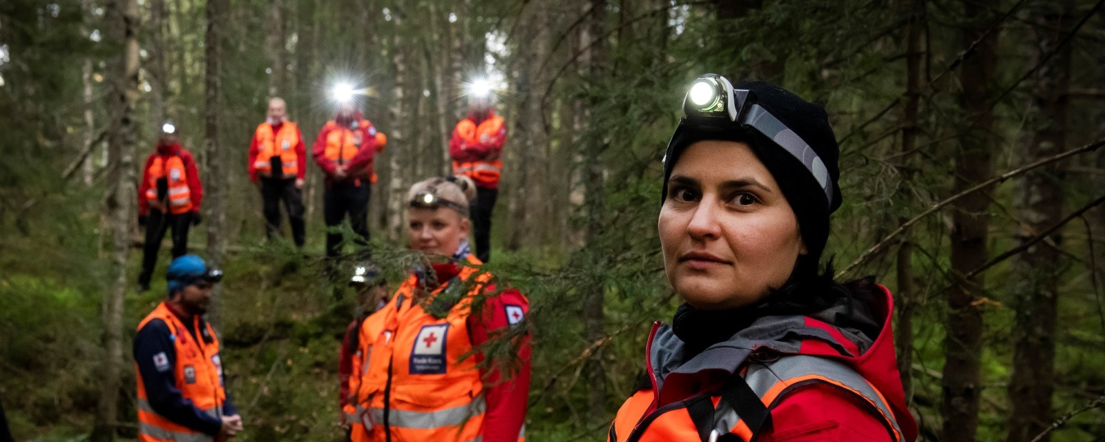 Hjelpekorps frivillig i tett skog