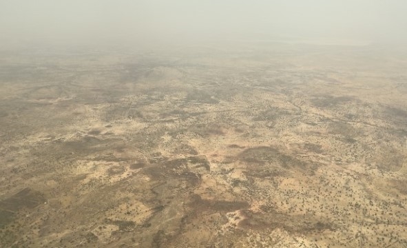 Et bilde tatt fra lufta som viser et tørt område i Burkina Faso.