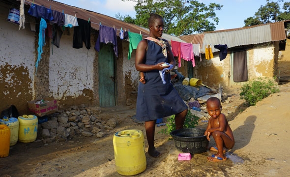 Mor vasker sønn ute