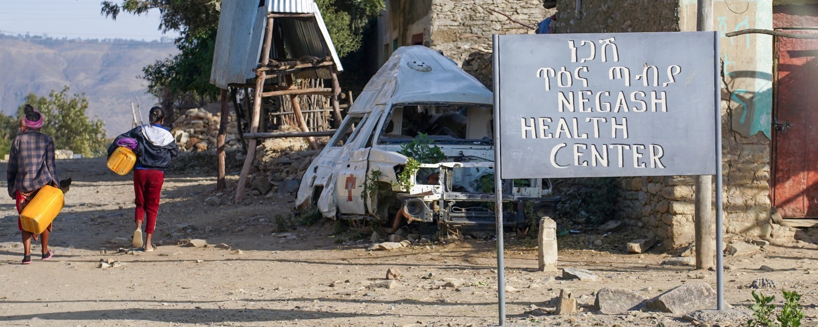 En ødelagt ambulanse fra Etiopia Røde Kors står i veikanten i Tigray, Etiopia.