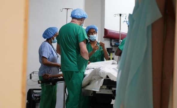 Et legeteam jobber ved et operasjonsbord på et sykehus i Tigray-regionen.