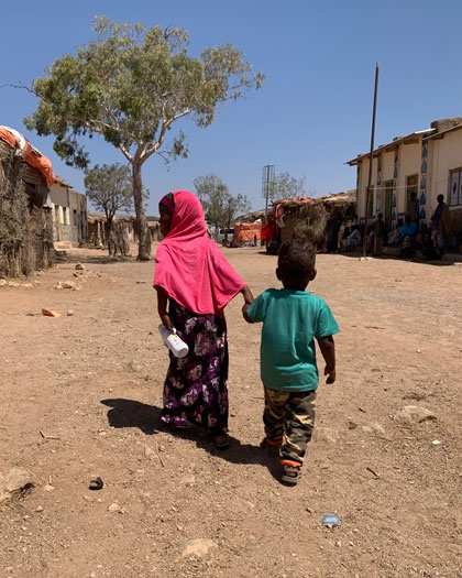 To små barn leier på en vei