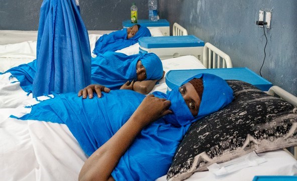 Tre damer ligger i sykehussenger.