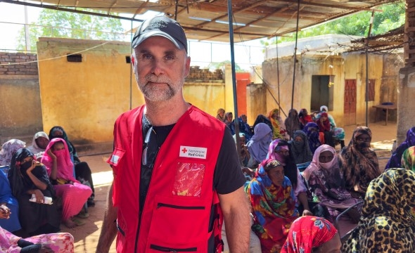 Jørgen Haldorsen står blant kvinner som venter på å komme til svangerskapskontroll på en mobil helseklinikk i Sudan.
