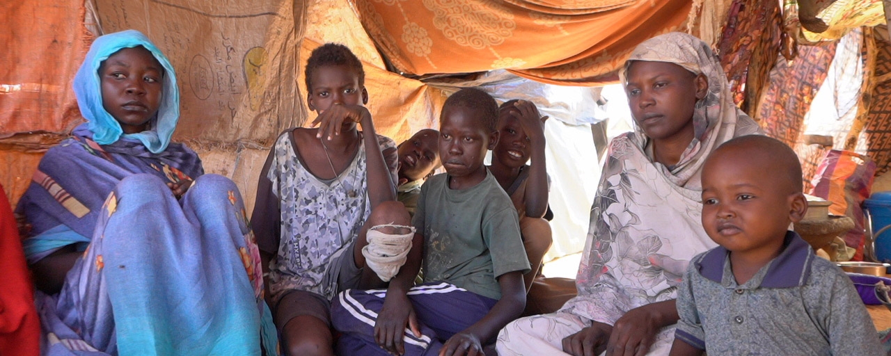 Familien samlet i telt.