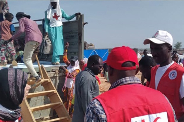 Frivillige fra Røde Kors sørger for at de får hjelp