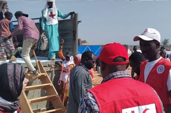 Frivillige fra Røde Kors sørger for at de får hjelp