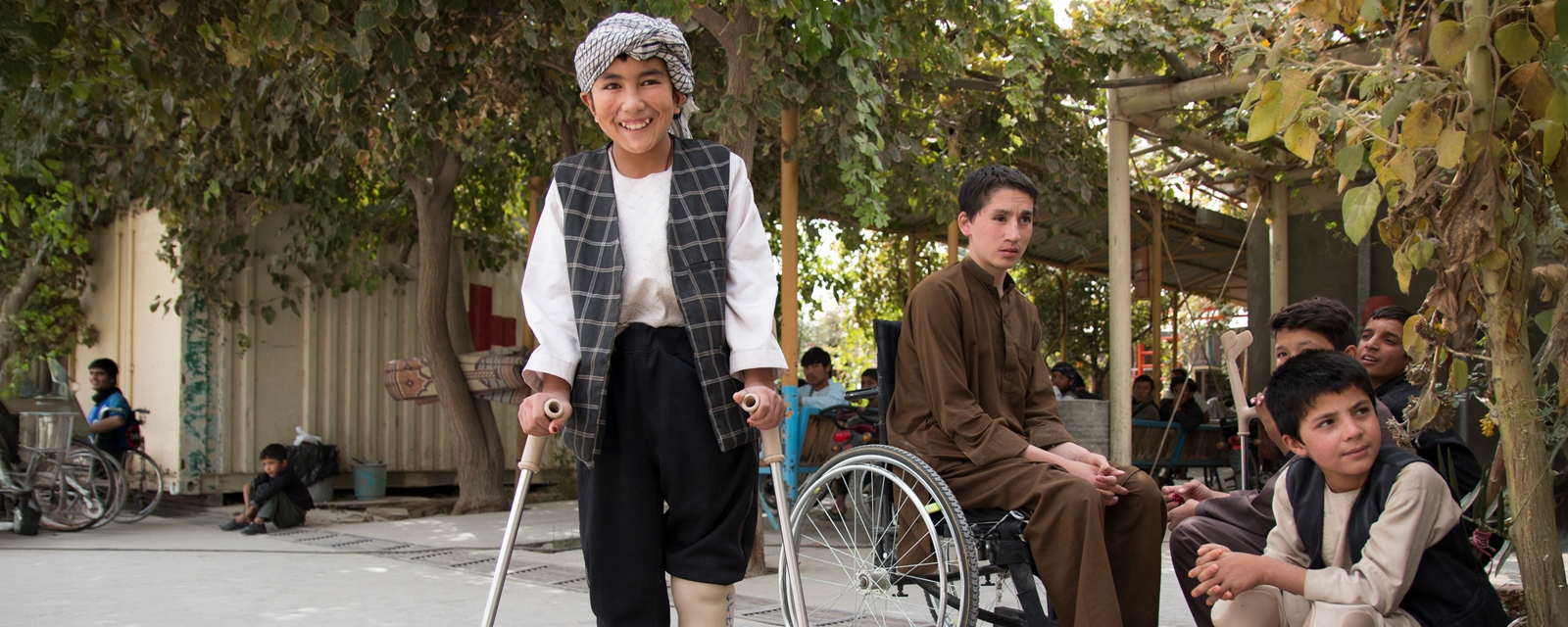 En afghansk gutt på 13 år som har an amputert benet sitt og driver opptrening.