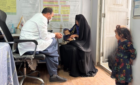 En helseundersøkelse ved klinikken i Shahrak Sabz.