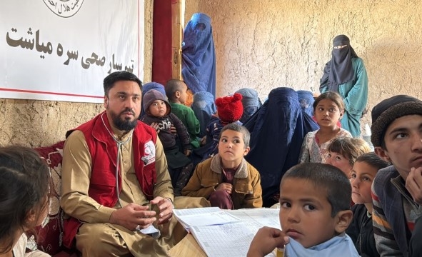 Et helseteam fra Afghansk Røde Halvmåne besøker en landsby.