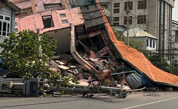 En sammenrast bygning etter jordskjelv.