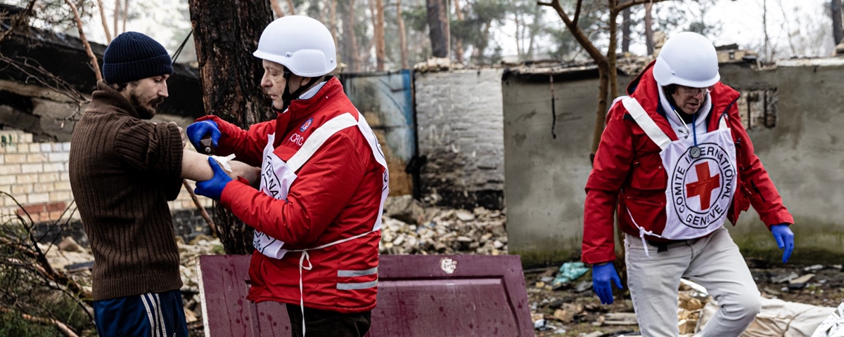 Redningsmannskap i utbombet landskap