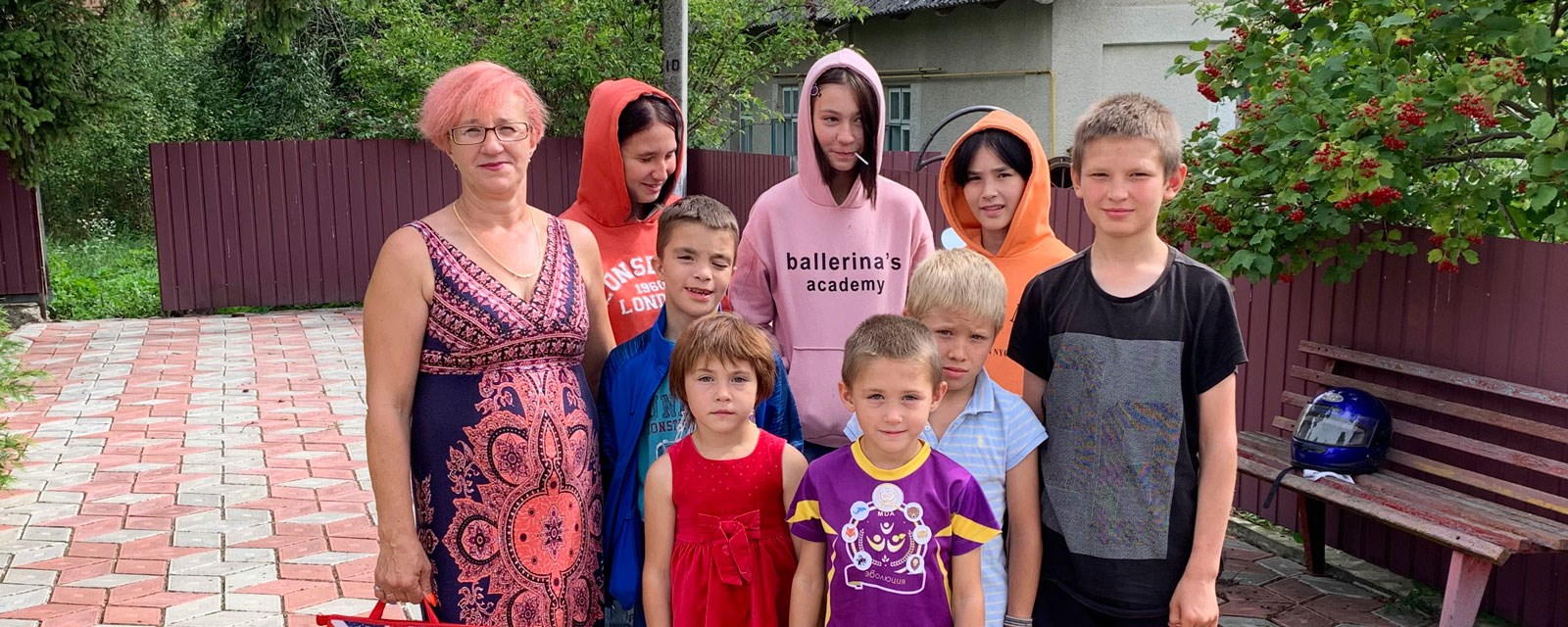 Mor med barneflokk i Ukraina