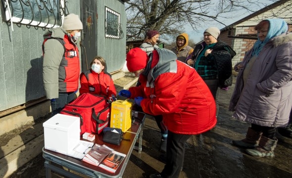 En mobil helseklinikk besøker innbyggere i en liten landsby 5 mil unna frontlinjen i Ukraina.