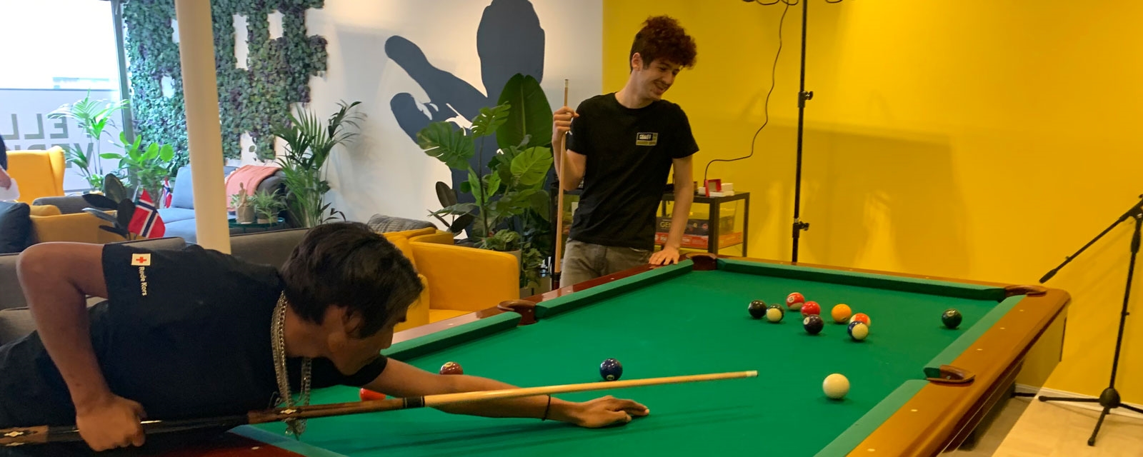 To gutter spiller biljard