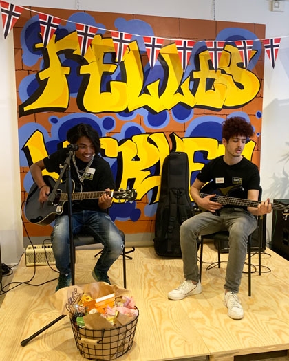 Gutter spiller konsert