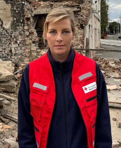 Bilde av en dame i rød Røde Kors vest