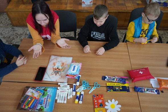 Barn rundt et bord tegner