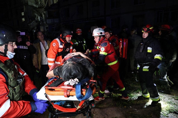 Hjelpearbeid på kvelden. Mann med båre