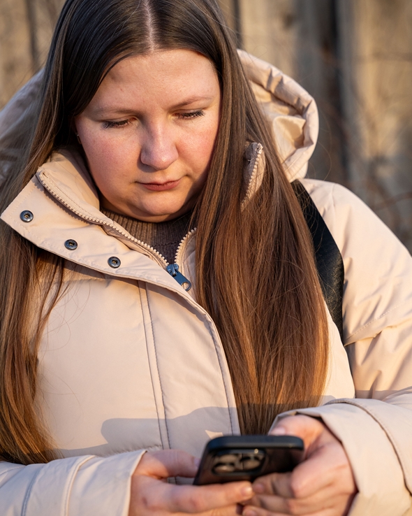 dame med mobiltelefon