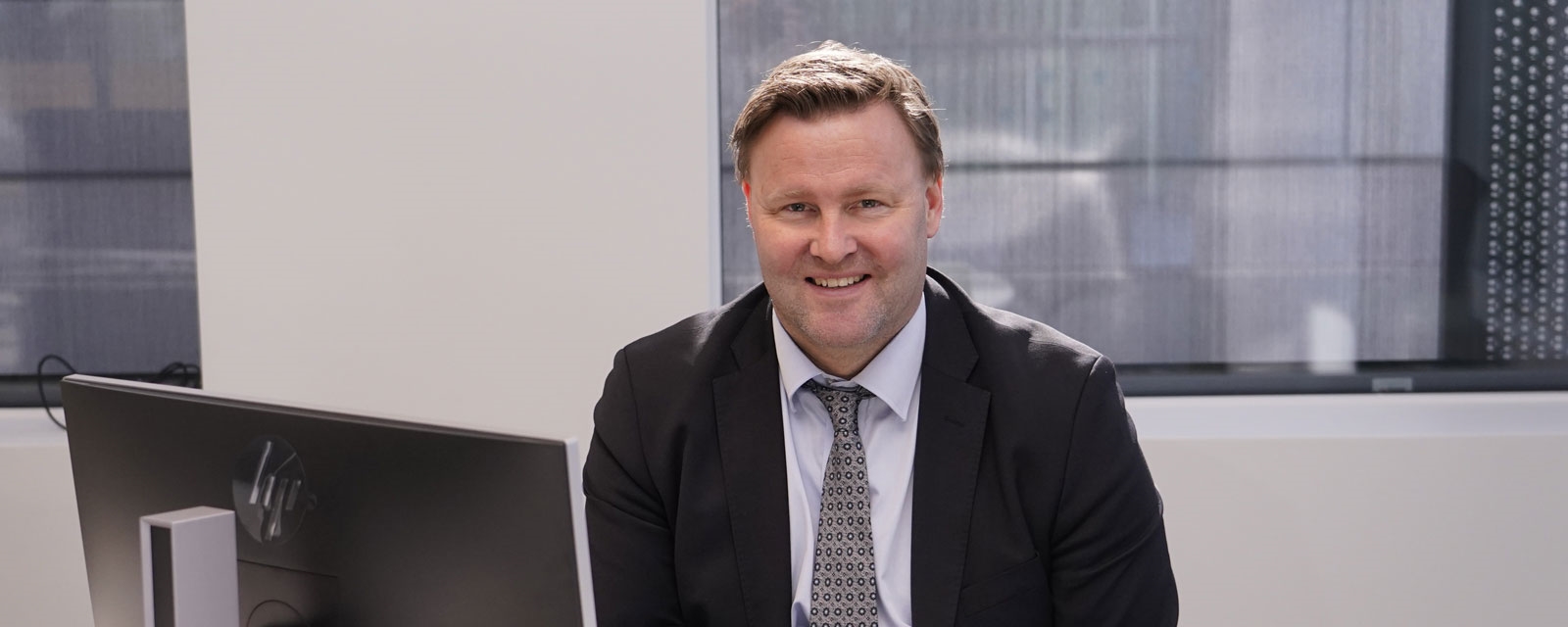 Espen Nakstad sitter på kontoret