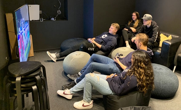 Ungdommer på gamingrom