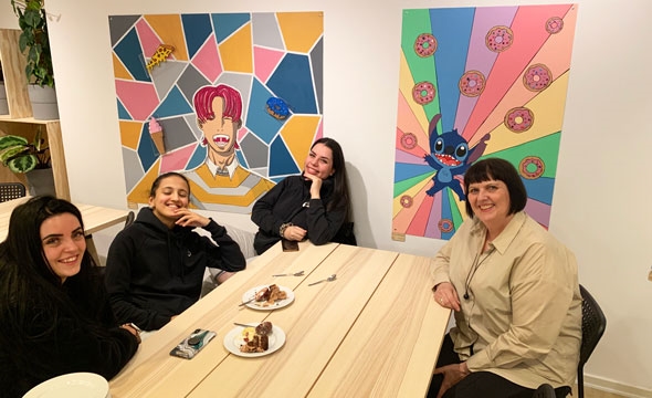 Ungdommer og IKEA-ansatt ved bord