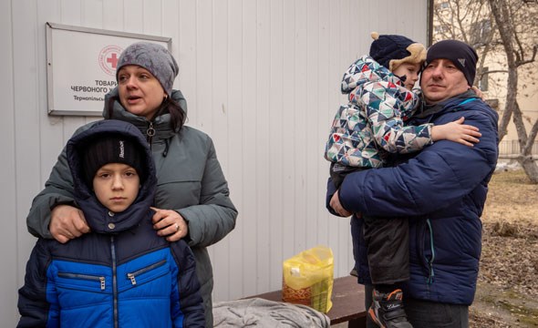 Familie med to barn i Ukraina