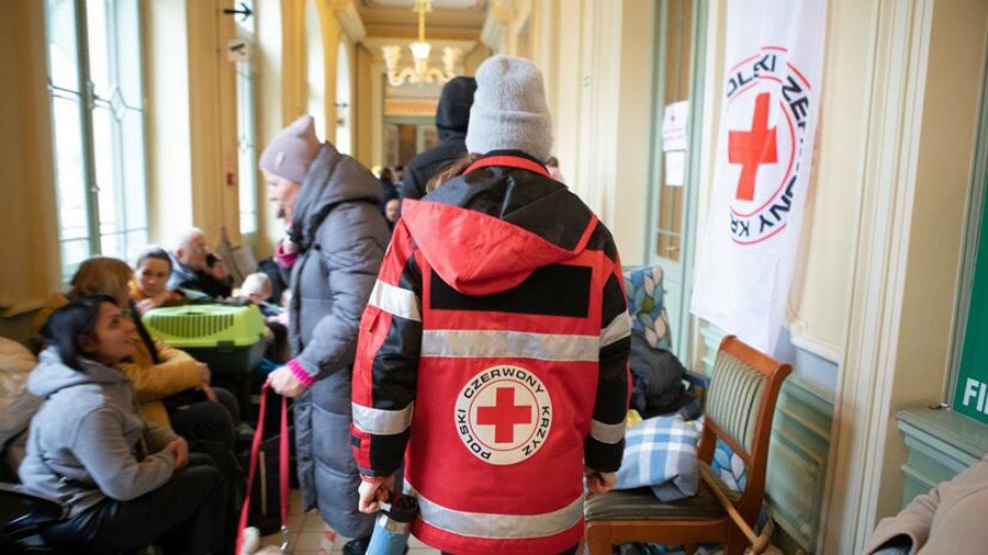 Frivillige fra Polsk Røde Kors inne på et provisorisk og døgnåpent helsesenter 