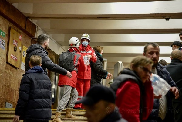 Mennesker og røde kors frivillige i T-bane område