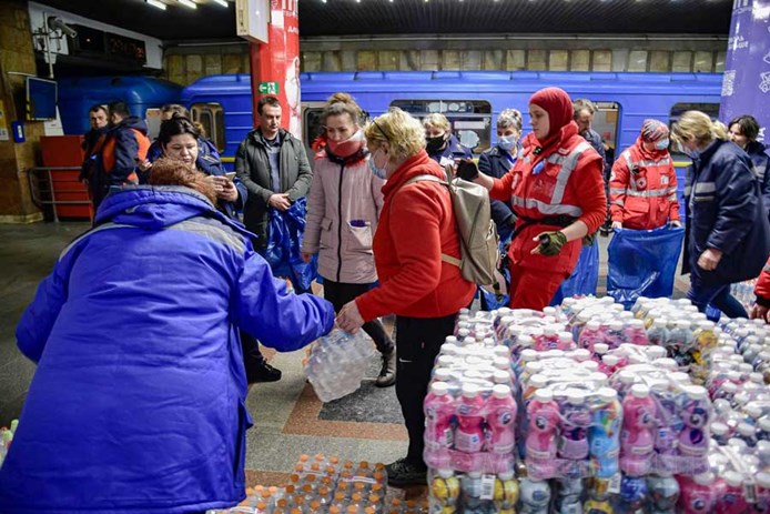 Mennesker på t-banen i Ukraina får utdelt mat og vann