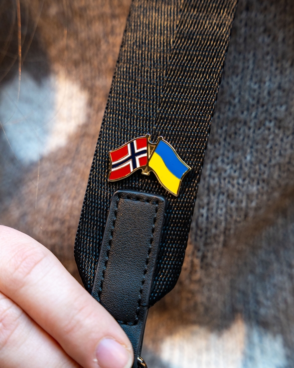 pins som viser det norske og det ukrainske flagget