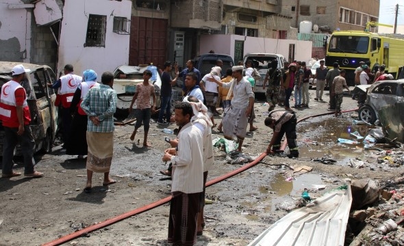 Flere mennesker er ute i en gate etter at en bilbombe har gått av. Det er kaotisk med ødelagte ting rundt omkring.