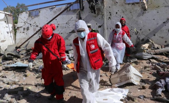 Flere mennesker er ute i en gate etter at en bilbombe har gått av. Det er kaotisk med ødelagte ting rundt omkring.
