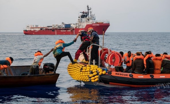 Migranter på vei mot Europa i båt blir reddet av kystvakten i Libya.