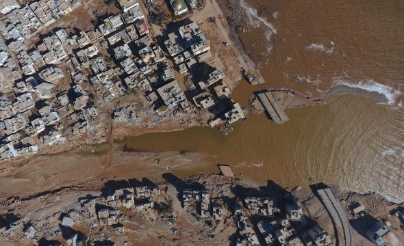 Et oversiktsbilde fra luften viser ødeleggelsene etter at en demning kollapset nær byen Derna i Libya i 2023.