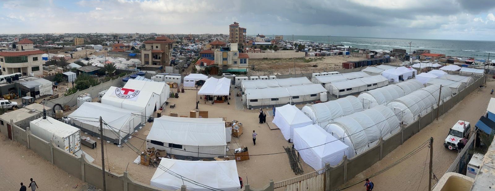 Oversiktsbilde over felstsykehuset på Rafah. Store hvite telt med det røde korset på.