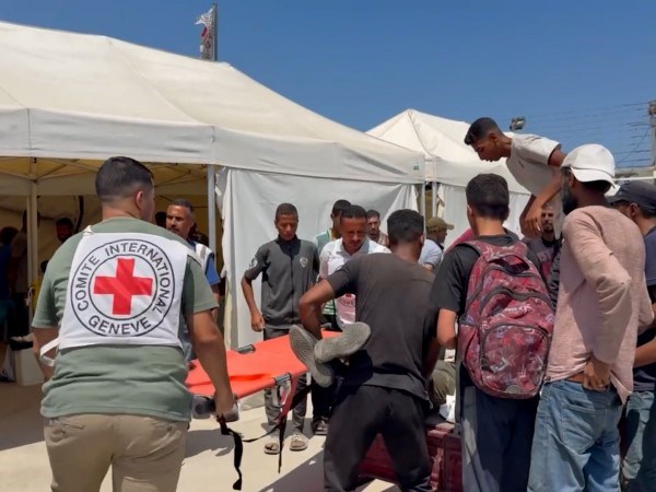 En såret pasient blir trillet på en båre inn på feltsykehuset til Røde Kors på Gazastripen.