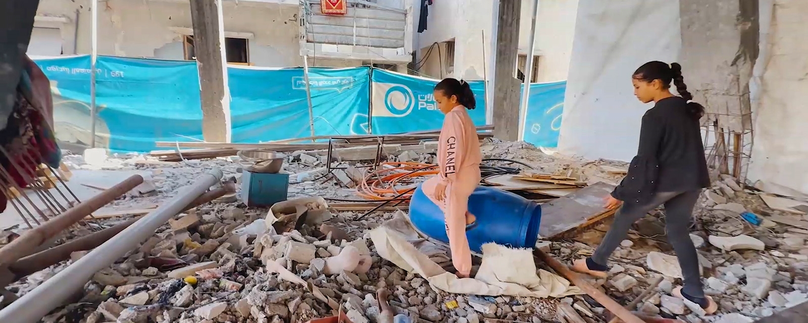 De palestinske søstrene Alma og Mira går gjennom ruinene av familiens hus på Gaza.