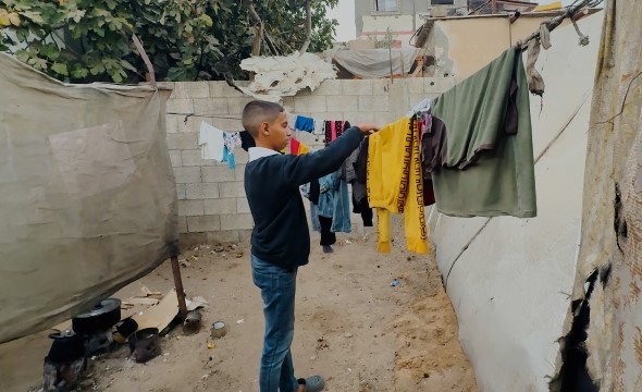 Mahmoud Sultan henger opp klær til tørk.