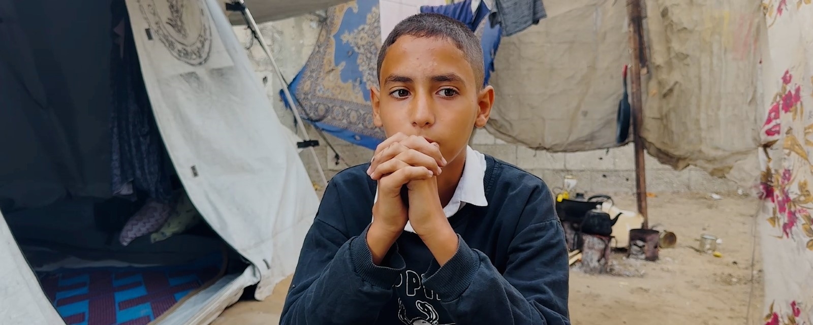 Mahmoud Sultan sitter med foldede hender.